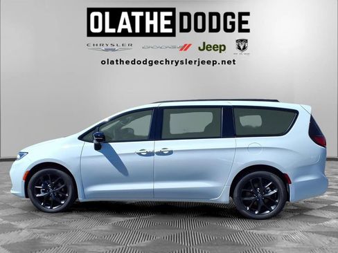 New 2026 Chrysler Pacifica Limited w/ S Appearance Package FWD image 19