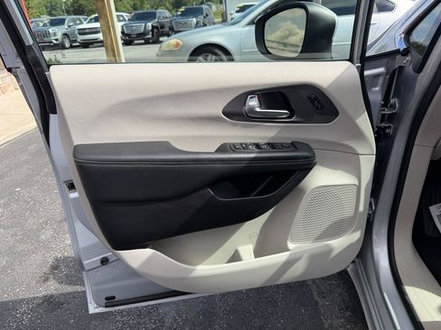 Used 2023 Chrysler Pacifica Touring-L FWD image 13