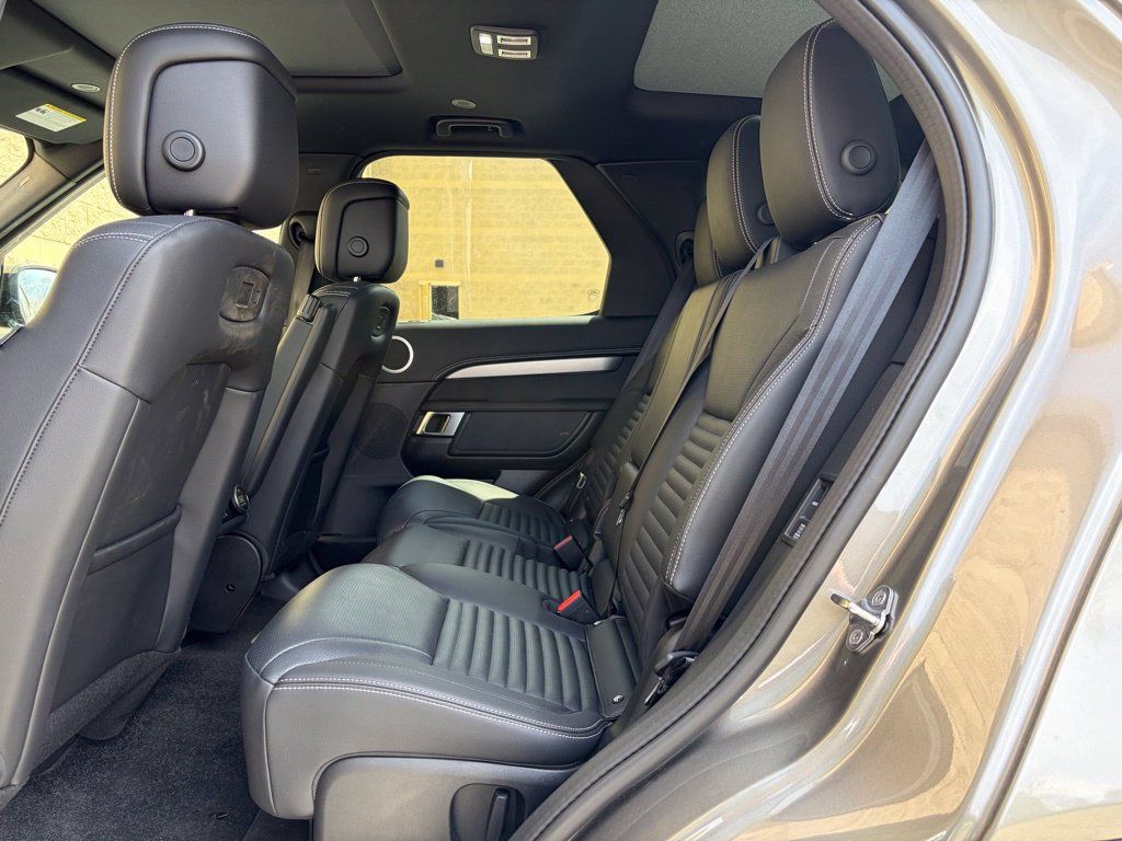 Certified 2025 Land Rover Discovery Dynamic SE AWD/4WD image 13
