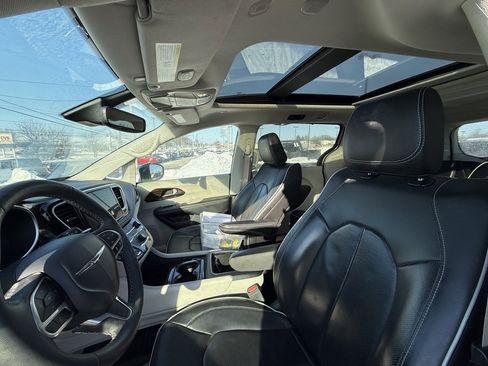 Used 2023 Chrysler Pacifica Limited image 12