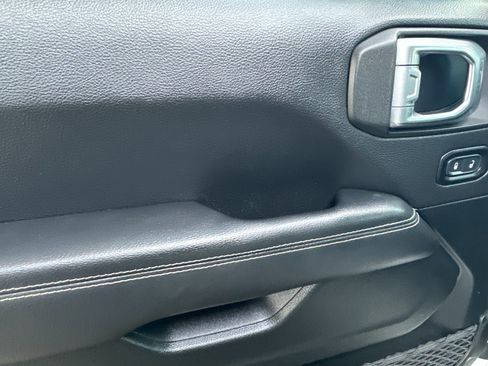 Used 2020 Jeep Wrangler Unlimited Sahara image 11