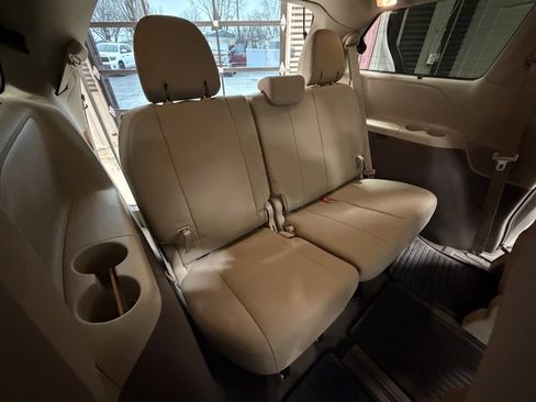 Used 2019 Toyota Sienna XLE image 7