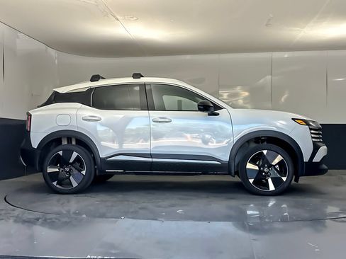 New 2026 Nissan Kicks SR w/ SR Premium Package FWD image 2