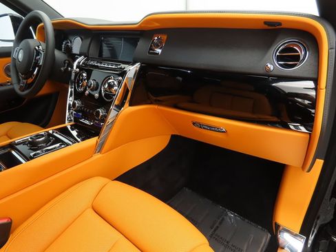 Certified 2023 Rolls-Royce Cullinan w/ Cullinan Package image 17