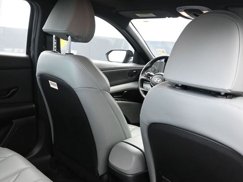 Used 2025 Hyundai Elantra Limited image 15