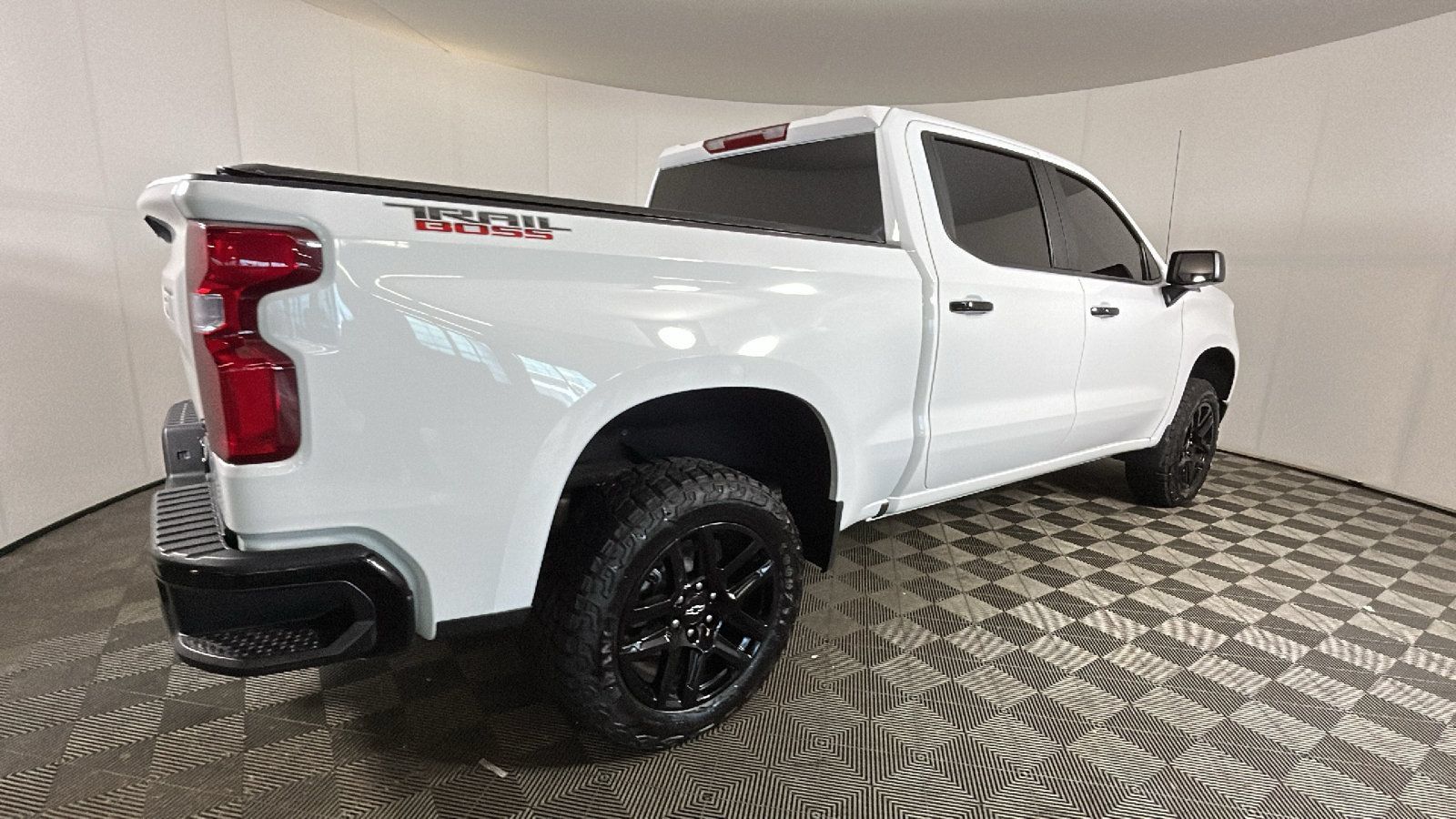 Used 2026 Chevrolet Silverado 1500 LT Trail Boss w/ LPO, Dark Essentials Package AWD/4WD image 3