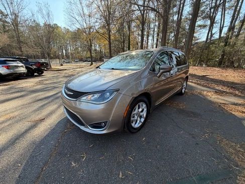 Used 2017 Chrysler Pacifica Touring-L Plus w/ Tire & Wheel Group image 2