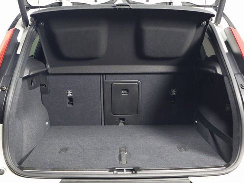 Used 2019 Volvo XC40 T5 R-Design image 14