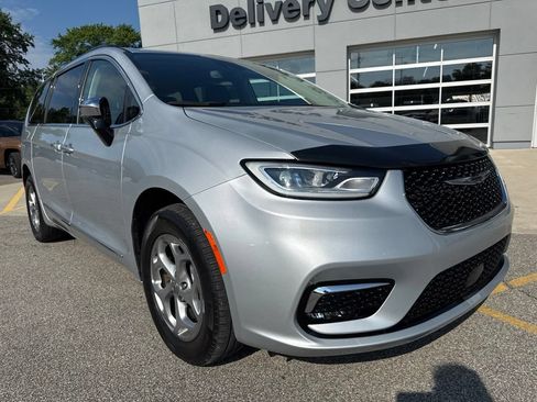 Used 2023 Chrysler Pacifica Limited AWD/4WD image 14