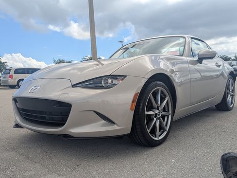 Used 2023 MAZDA MX-5 Miata Grand Touring RWD image 9