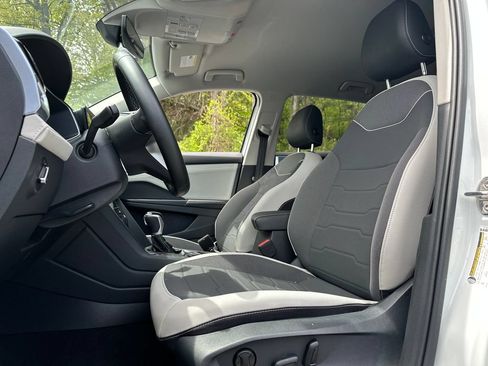 Certified 2025 Volkswagen Taos SE AWD/4WD image 3