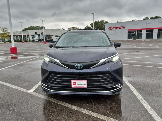 Used 2024 Toyota Sienna XLE w/ XLE Plus Package AWD/4WD image 2