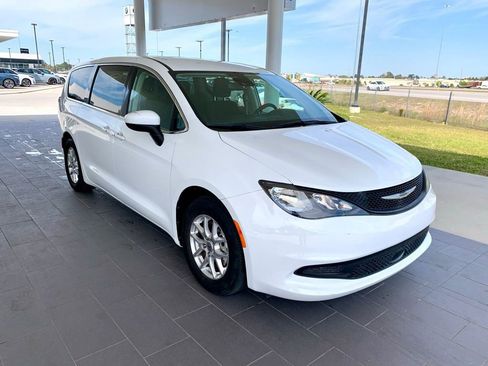 Used 2023 Chrysler Voyager LX image 3