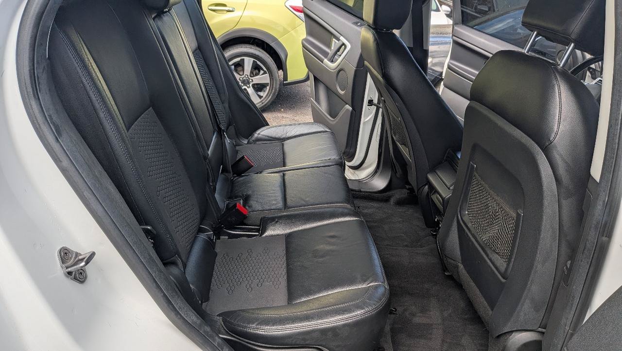 Used 2018 Land Rover Discovery Sport SE AWD/4WD image 11