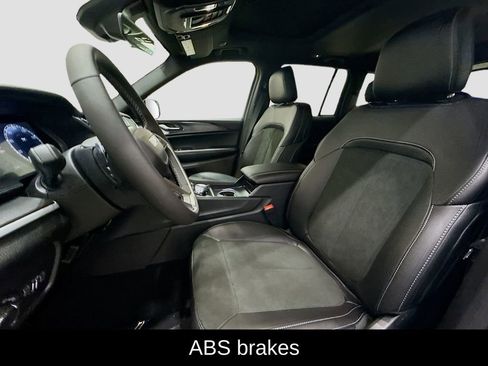 New 2025 Jeep Grand Cherokee Altitude image 10