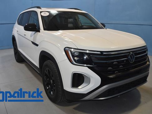 Certified 2025 Volkswagen Atlas Peak Edition SE image 1