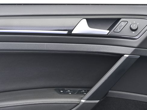 Used 2018 Volkswagen Golf R 4-Door image 26