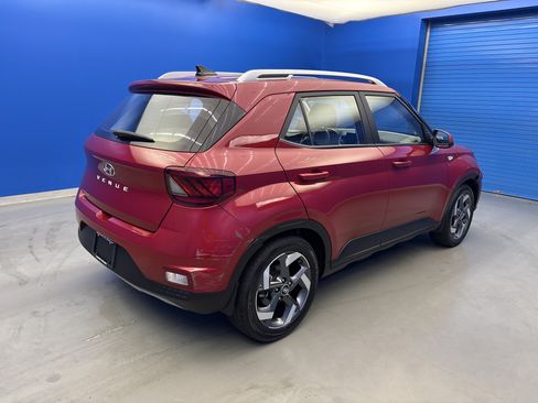 Used 2022 Hyundai Venue Limited FWD image 7
