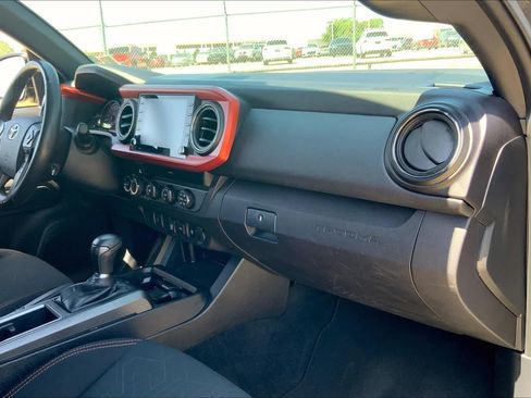 Used 2020 Toyota Tacoma TRD Off-Road AWD/4WD image 16