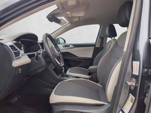 Used 2025 Volkswagen Taos SE FWD image 9