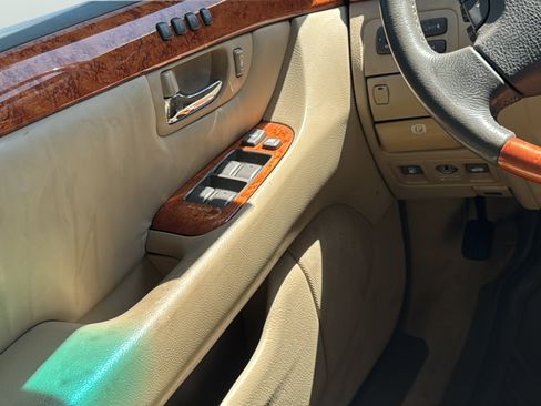 Used 2004 Lexus LS 430 w/ Modern Luxury Pkg RWD image 19