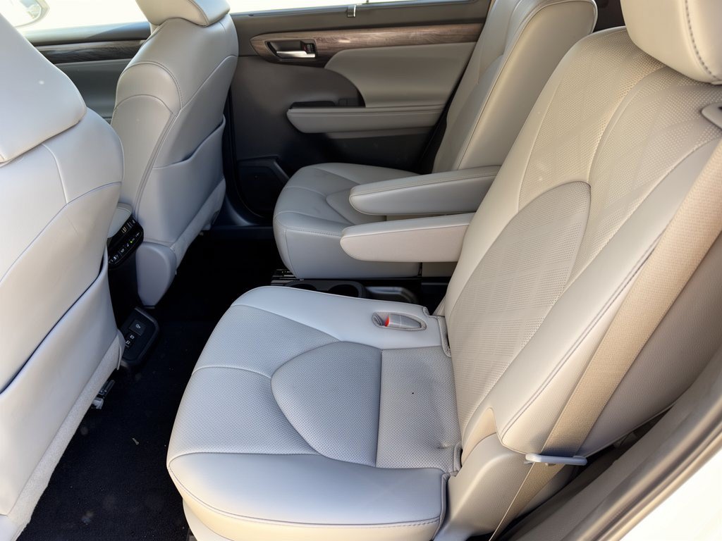 Used 2021 Toyota Highlander Platinum AWD/4WD image 25