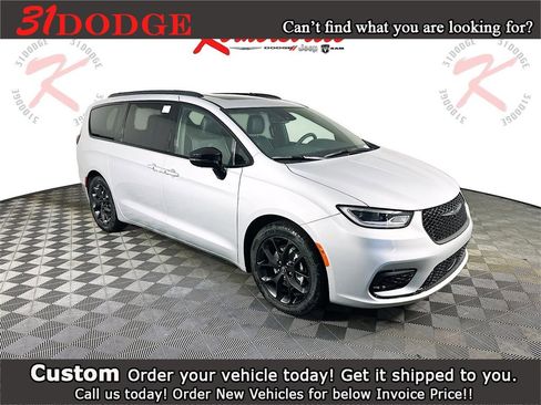 New 2026 Chrysler Pacifica Limited w/ Uconnect Theater Family Group image 1