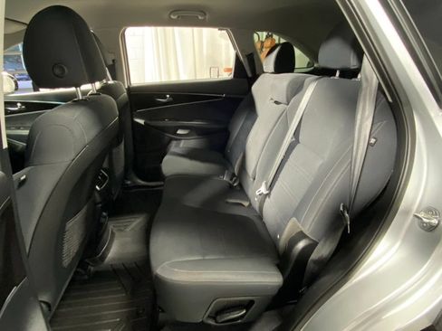 Used 2019 Kia Sorento AWD V6 image 26