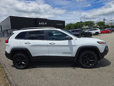 Used 2018 Jeep Cherokee Trailhawk w/ Cold Weather Group AWD/4WD image 2