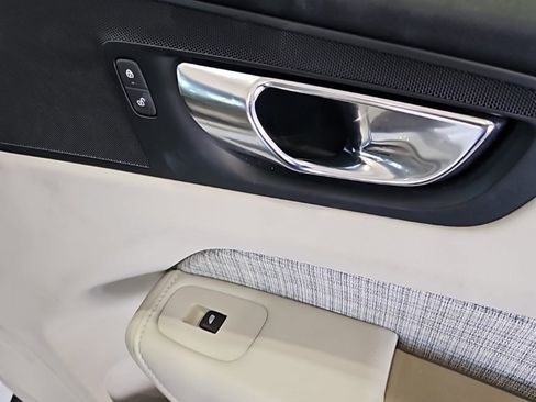 Used 2022 Volvo XC60 B5 Momentum image 12
