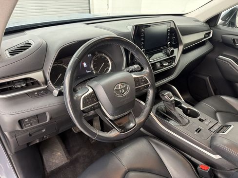 Used 2022 Toyota Highlander XLE FWD image 4
