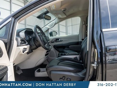 Used 2023 Chrysler Pacifica Touring-L FWD image 3