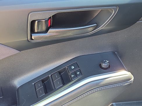 Used 2021 Toyota Highlander LE FWD image 15