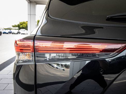 Used 2024 Toyota Highlander XLE FWD image 13