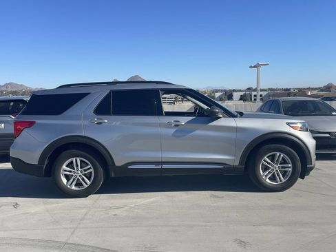 Used 2022 Ford Explorer XLT image 3