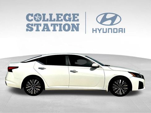 Used 2024 Nissan Altima 2.5 SV w/ SV Premium Package FWD image 11