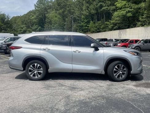 Used 2020 Toyota Highlander XLE FWD image 2