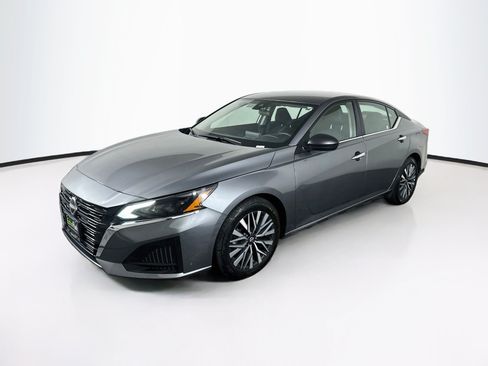 Used 2025 Nissan Altima 2.5 SV FWD image 3
