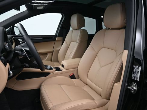 Certified 2026 Porsche Macan AWD/4WD image 5