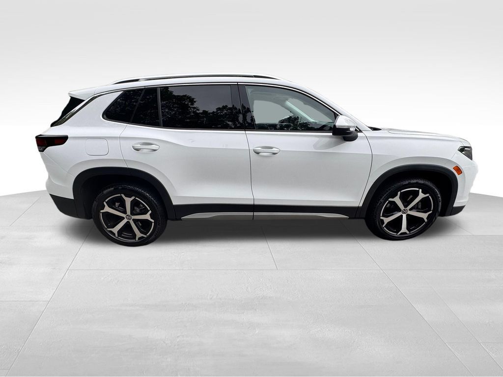 Used 2026 Volkswagen Tiguan SE w/ Panoramic Sunroof Package AWD/4WD image 8