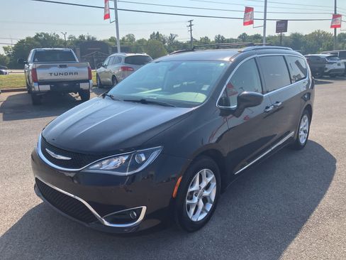 Used 2017 Chrysler Pacifica Touring-L Plus w/ Tire & Wheel Group FWD image 3