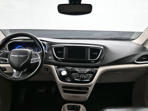 Used 2020 Chrysler Pacifica Touring-L image 19