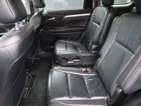 Used 2019 Toyota Highlander XLE image 10