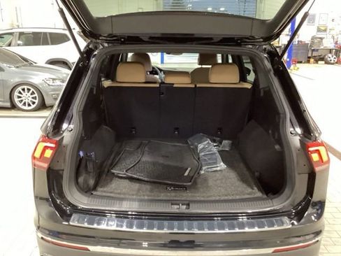Used 2023 Volkswagen Tiguan SE AWD/4WD image 15
