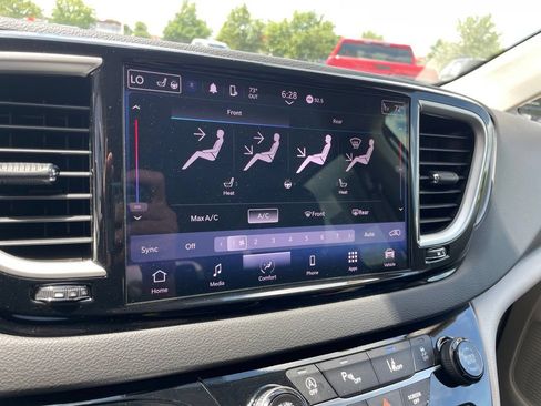 Used 2024 Chrysler Pacifica Touring-L FWD image 27