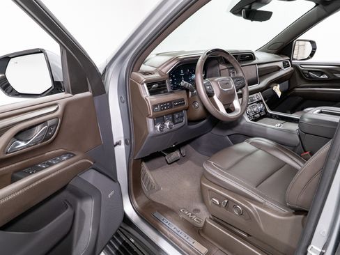 Used 2024 GMC Yukon Denali w/ Denali Reserve Package image 13