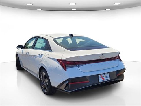 New 2025 Hyundai Elantra SEL image 5