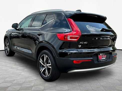 Used 2023 Volvo XC40 B5 Plus AWD/4WD image 4