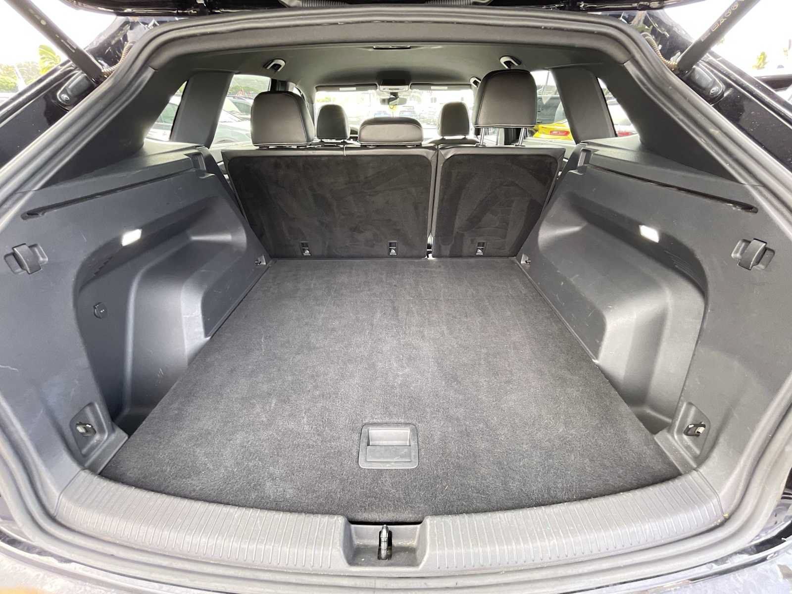 Used 2024 Volkswagen Atlas Cross Sport SE FWD image 21