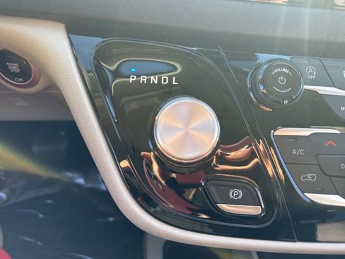 Certified 2024 Chrysler Pacifica Touring-L image 16